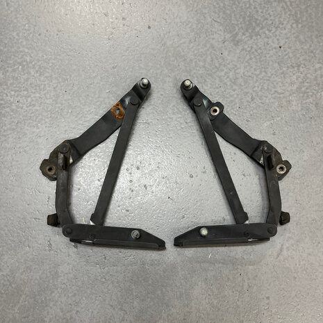 Maserati Quattroporte 4&nbsp;Tailgate Hinges - 374700105 374700106 first  type 