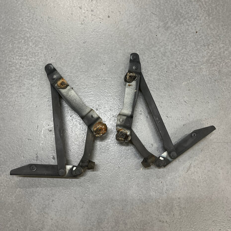 Maserati Quattroporte 4&nbsp;Tailgate Hinges - 374700105 374700106 first  type 