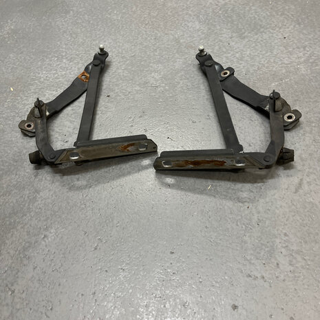 Maserati Quattroporte 4&nbsp;Tailgate Hinges - 374700105 374700106 first  type 